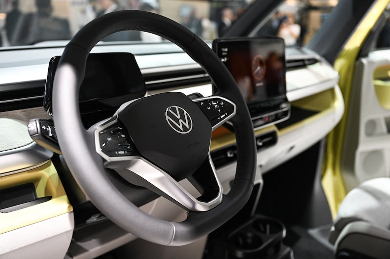 Se muestra el volante con el logotipo en el interior del habitáculo de un Volkswagen. Se muestra el volante con el logotipo en el interior del habitáculo de un Volkswagen.