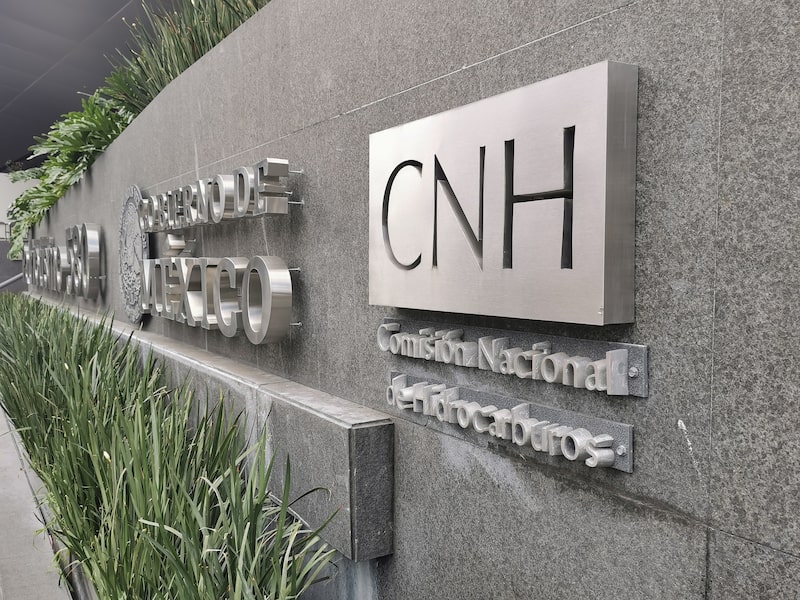 Logotipo de la Comisión Nacional de Hidrocarburos (CNH) afuera de su sede en la Ciudad de México (Foto: Arturo Solís). Logotipo de la Comisión Nacional de Hidrocarburos (CNH) afuera de su sede en la Ciudad de México (Foto: Arturo Solís).