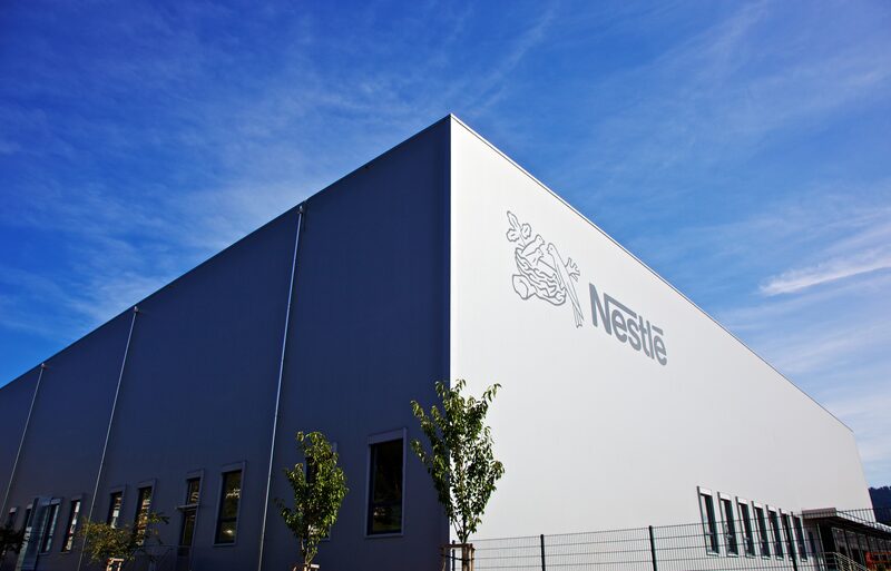 Un logotipo en la nueva unidad de producción de fórmulas infantiles probióticas de Nestlé SA en Konolfingen, Suiza, el jueves 1 de septiembre de 2011. Un logotipo en la nueva unidad de producción de fórmulas infantiles probióticas de Nestlé SA en Konolfingen, Suiza, el jueves 1 de septiembre de 2011.