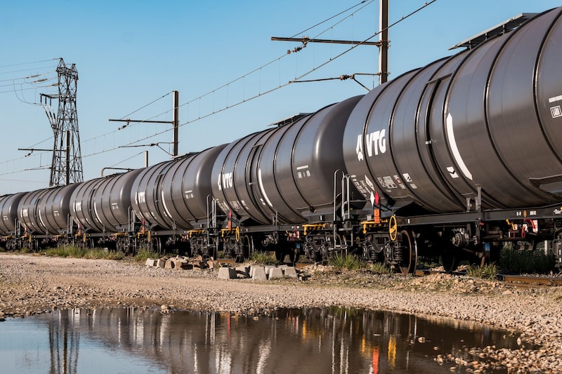 Vagones de tren de carga para petróleo cerca de tanques de almacenamiento en una refinería de petróleo en Fos-sur-mer, Francia. Vagones de tren de carga para petróleo cerca de tanques de almacenamiento en una refinería de petróleo en Fos-sur-mer, Francia.