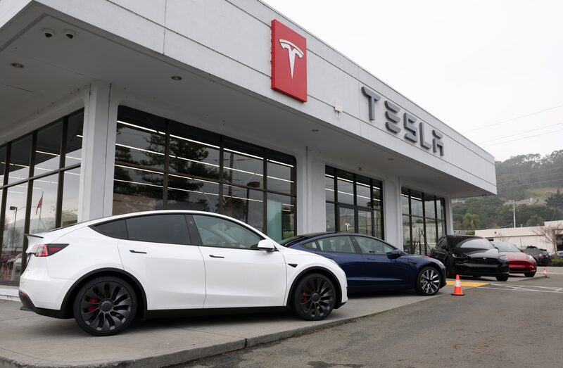 Modelos Tesla Y y 3 en un concesionario Tesla en Corte Madera, California. Fotógrafo: Justin Sullivan/Getty Images. Modelos Tesla Y y 3 en un concesionario Tesla en Corte Madera, California. Fotógrafo: Justin Sullivan/Getty Images.