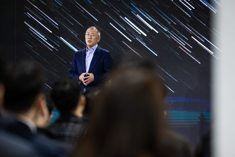 Chung Euisun, presidente do conselho do Hyundai Motor Group, em encontro anual da montadora na Coreia do Sul: dados de vendas em 2023 começam a ser divulgados pelo setor (Foto: SeongJoon Cho/Bloomberg) Chung Euisun, presidente do conselho do Hyundai Motor Group, em encontro anual da montadora na Coreia do Sul: dados de vendas em 2023 começam a ser divulgados pelo setor (Foto: SeongJoon Cho/Bloomberg)