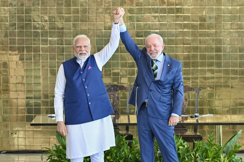 Nos anos 2000, Brasil e Índia lideraram, com outros emergentes, a resistência às potências ocidentais nas negociações da OMC. Nos anos 2000, Brasil e Índia lideraram, com outros emergentes, a resistência às potências ocidentais nas negociações da OMC.