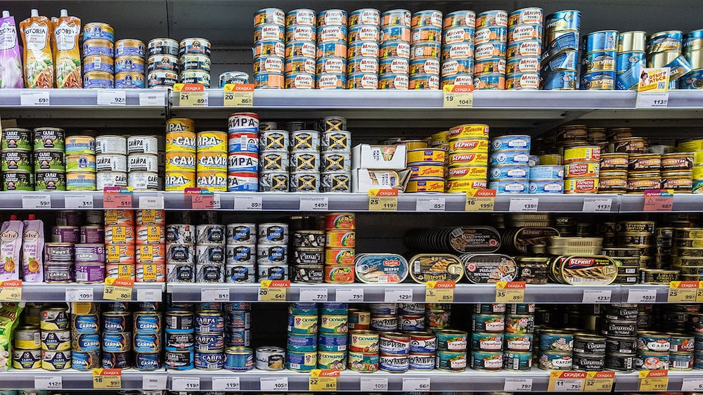 Conservas en un supermercado ruso. Conservas en un supermercado ruso.