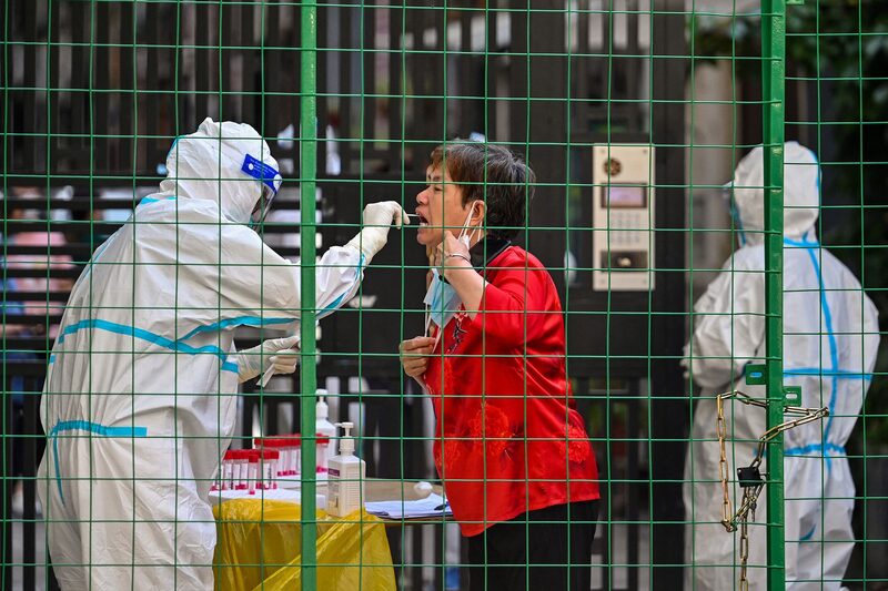 Una persona se realiza un test en Shanghái Una persona se realiza un test en Shanghái