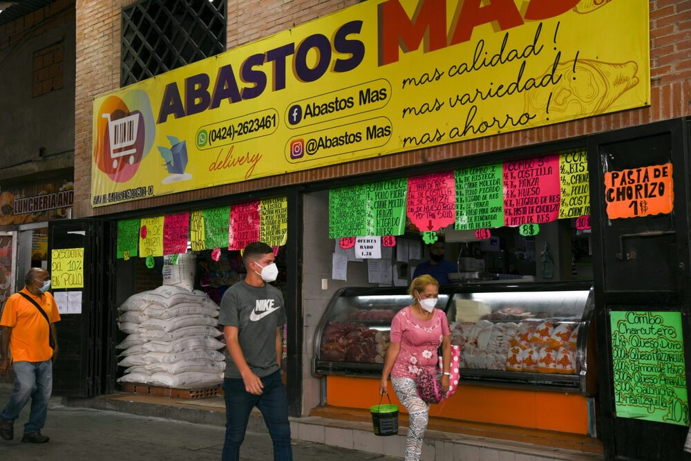 Una carnicería cotiza en dólares estadounidenses en el barrio de Petare en Caracas, Venezuela, el lunes 4 de octubre de 2021. Venezuela lanzó una nueva versión del bolívar en el último intento por salvar una moneda tan golpeada por años de hiperinflación. que los residentes han adoptado el dólar estadounidense. Una carnicería cotiza en dólares estadounidenses en el barrio de Petare en Caracas, Venezuela, el lunes 4 de octubre de 2021. Venezuela lanzó una nueva versión del bolívar en el último intento por salvar una moneda tan golpeada por años de hiperinflación. que los residentes han adoptado el dólar estadounidense.