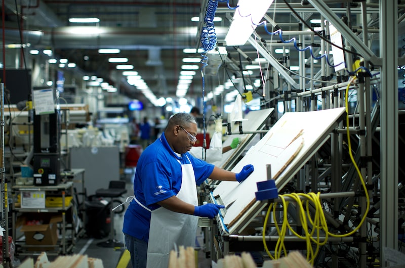 Un empleado trabaja en la superficie de un compartimento superior en una planta de fabricación en North Charleston, Carolina del Sur. Fotógrafo: Travis Dove/Bloomberg Un empleado trabaja en la superficie de un compartimento superior en una planta de fabricación en North Charleston, Carolina del Sur. Fotógrafo: Travis Dove/Bloomberg