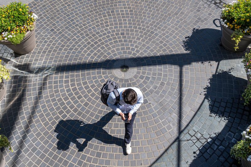 Un peatón camina hacia The Embarcadero Center en San Francisco, California. Un peatón camina hacia The Embarcadero Center en San Francisco, California.