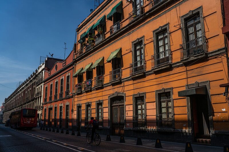 En la Época de Oro del cine mexicano películas como Nosotros los Pobres, El Quinto Patio y El rey del barrio ayudaron a crear una imagen nacional de la vecindad En la Época de Oro del cine mexicano películas como Nosotros los Pobres, El Quinto Patio y El rey del barrio ayudaron a crear una imagen nacional de la vecindad
