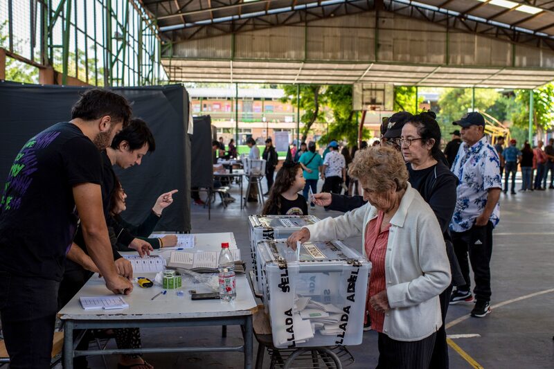 Un votante deposita su voto en un colegio electoral durante las elecciones presidenciales en Santiago el 16 de noviembre. Fotógrafo: Cristóbal Olivares/Bloomberg. Un votante deposita su voto en un colegio electoral durante las elecciones presidenciales en Santiago el 16 de noviembre. Fotógrafo: Cristóbal Olivares/Bloomberg.