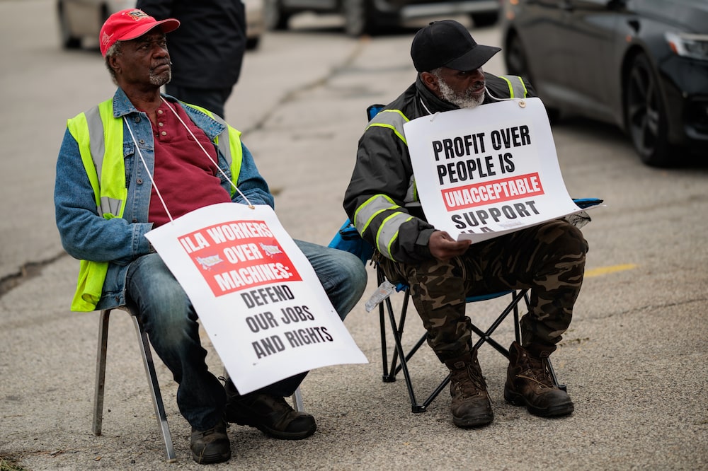Los trabajadores forman un piquete frente al Puerto de Wilmington en Wilmington, Delaware, EE.UU. Los trabajadores forman un piquete frente al Puerto de Wilmington en Wilmington, Delaware, EE.UU.
