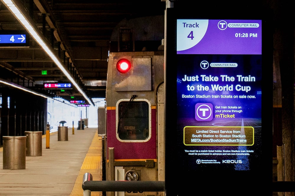 Anuncio en la estración de tren en Boston, promocionando ese transporte para la Copa del Mundo. Fotógrafa: Sophie Park/Bloomberg Anuncio en la estración de tren en Boston, promocionando ese transporte para la Copa del Mundo. Fotógrafa: Sophie Park/Bloomberg