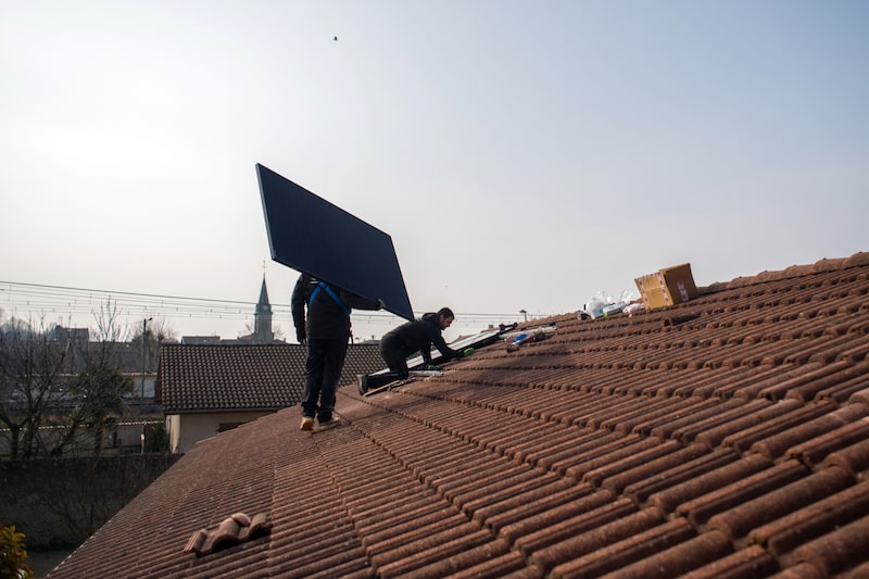 Ingenieros se preparan para fijar un panel solar híbrido (PVT) DualSun SAS en el tejado de una vivienda durante una instalación residencial en Saint Denis en Bugey, Francia, el viernes 3 de marzo de 2023. Ingenieros se preparan para fijar un panel solar híbrido (PVT) DualSun SAS en el tejado de una vivienda durante una instalación residencial en Saint Denis en Bugey, Francia, el viernes 3 de marzo de 2023.