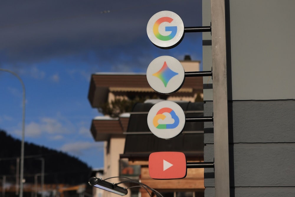 Logotipos de las empresas de Google en el pabellón de Google House antes del Foro Económico Mundial en Davos, Suiza. Logotipos de las empresas de Google en el pabellón de Google House antes del Foro Económico Mundial en Davos, Suiza.