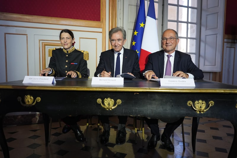 'É uma questão de soberania', afirmou o bilionário em uma cerimônia oficial realizada em Paris (Foto: Nathan Laine/Bloomberg) 'É uma questão de soberania', afirmou o bilionário em uma cerimônia oficial realizada em Paris (Foto: Nathan Laine/Bloomberg)