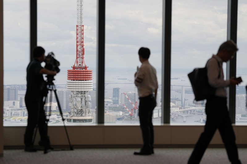 Miembros de los medios de comunicación contemplan las vistas desde la planta 52 de la Azabudai Hills Mori JP Tower en Tokio, Japón, el martes 8 de agosto de 2023. Miembros de los medios de comunicación contemplan las vistas desde la planta 52 de la Azabudai Hills Mori JP Tower en Tokio, Japón, el martes 8 de agosto de 2023.