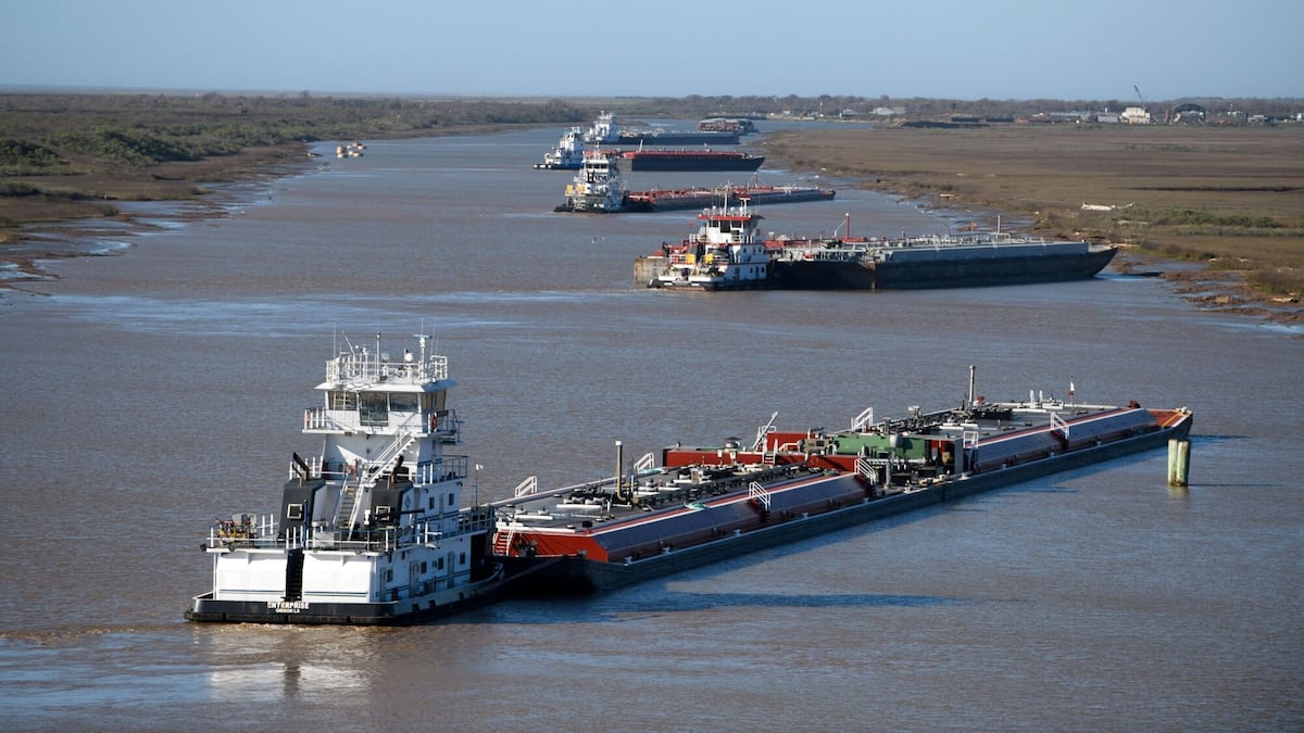 Barcazas se encuentran en el canal intracostero de Freeport, Texas, EE.UU.