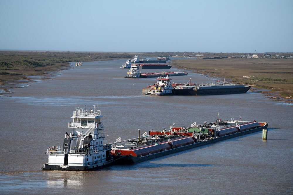 Barcazas se encuentran en el canal intracostero de Freeport, Texas, EE.UU. Barcazas se encuentran en el canal intracostero de Freeport, Texas, EE.UU.