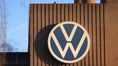 Volkswagen planeja cortar 100 mil empregos e fechar fábricas, diz revista alemã Volkswagen planeja cortar 100 mil empregos e fechar fábricas, diz revista alemã