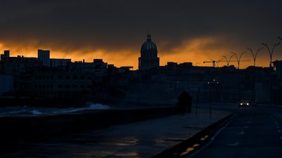 La red eléctrica de Cuba vuelve a colapsarse y deja a oscuras a toda la isla La red eléctrica de Cuba vuelve a colapsarse y deja a oscuras a toda la isla