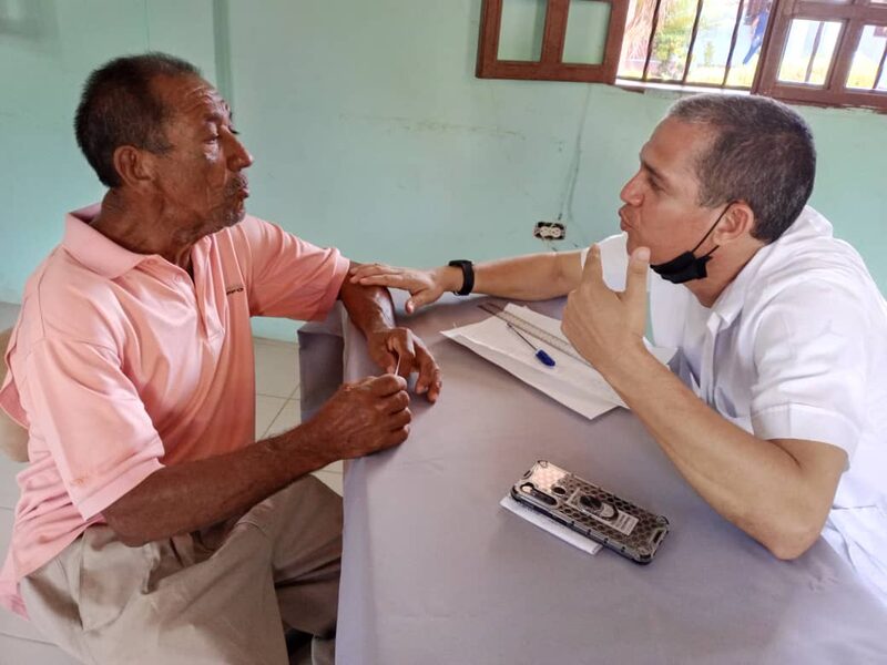Un paciente es atendido por un médico cubano en Venezuela. Un paciente es atendido por un médico cubano en Venezuela.