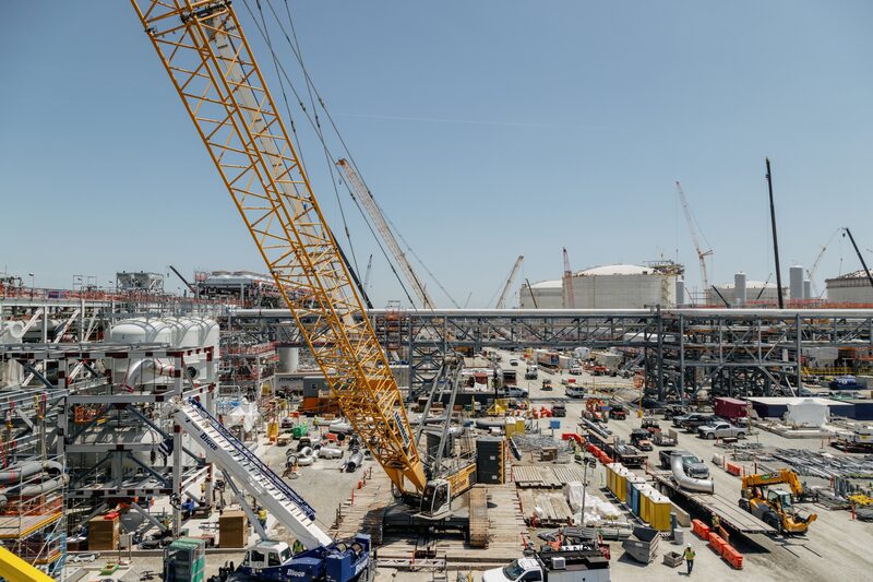 Hay varias razones que explican los retrasos, como la prolongación de la construcción en los proyectos de licuefacción de Texas y México. Hay varias razones que explican los retrasos, como la prolongación de la construcción en los proyectos de licuefacción de Texas y México.