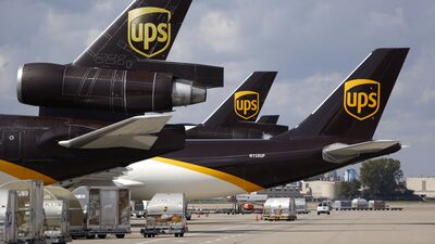 Tres muertos y once heridos tras estrellarse un avión de carga de UPS en Kentucky Tres muertos y once heridos tras estrellarse un avión de carga de UPS en Kentucky