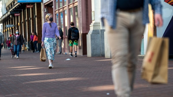 Gasto de los consumidores de EE.UU. comienza a mostrar señales de desaceleración Gasto de los consumidores de EE.UU. comienza a mostrar señales de desaceleración