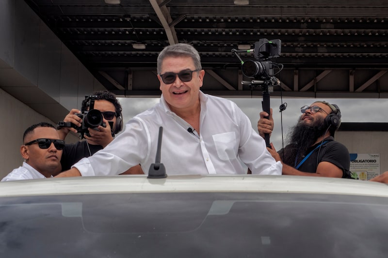 El expresidente de Honduras, Juan Orlando Hernández, saluda a sus seguidores tras llegar al Aeropuerto Internacional de Palmerola, al centro del país, el domingo 26 de julio de 2026. El expresidente de Honduras, Juan Orlando Hernández, saluda a sus seguidores tras llegar al Aeropuerto Internacional de Palmerola, al centro del país, el domingo 26 de julio de 2026.
