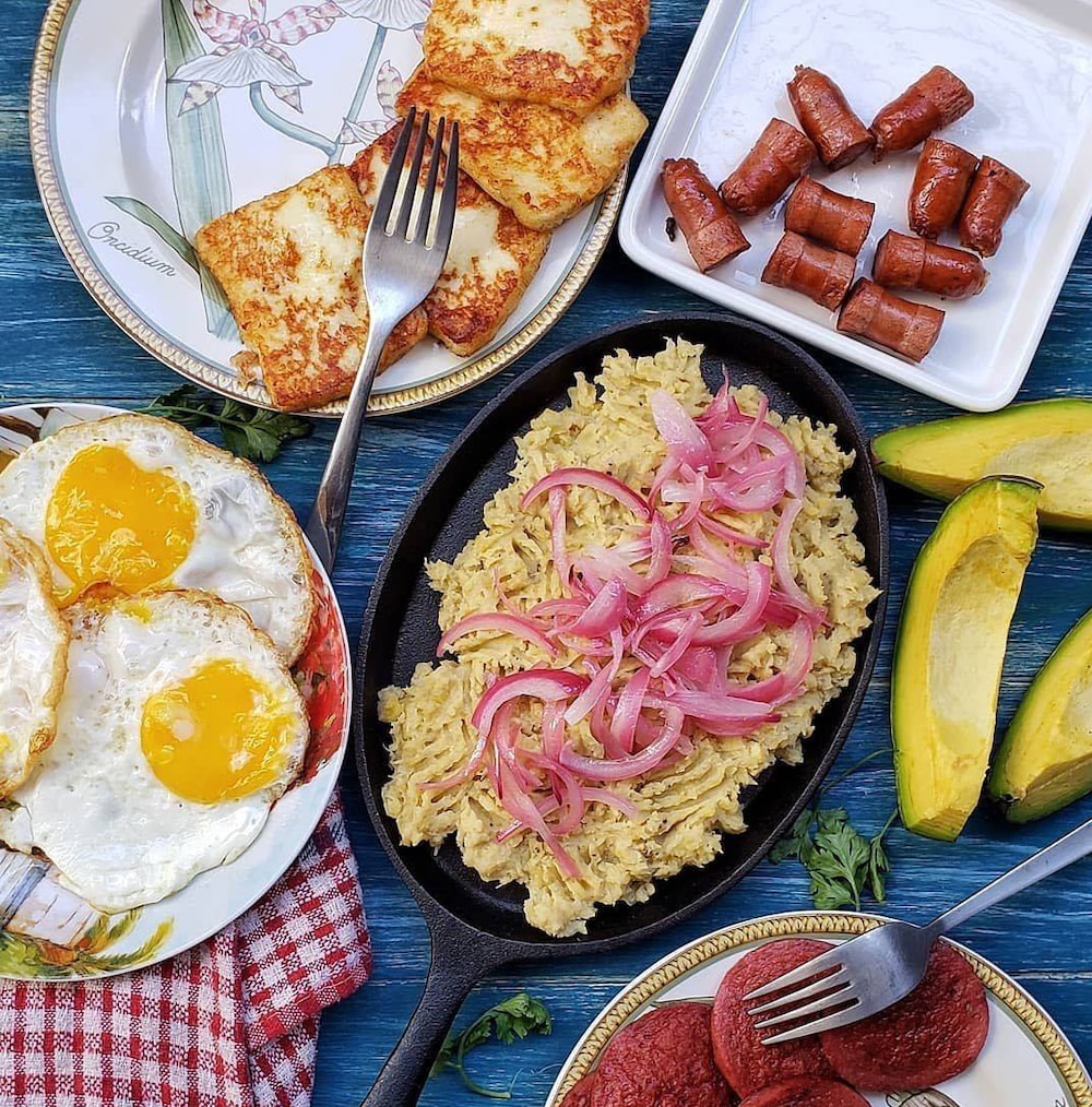 Tres Golpes, el desayuno más representativo de la República Dominicana y contiene queso frito, salami y huevos. Tres Golpes, el desayuno más representativo de la República Dominicana y contiene queso frito, salami y huevos.