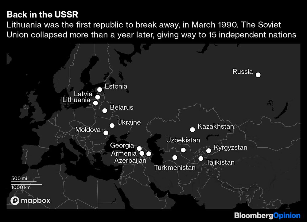 Lituania fue la primera república en separarse, en marzo de 1990. La Unión Soviética se derrumbó más de un año después, dando paso a 15 naciones independientes. Lituania fue la primera república en separarse, en marzo de 1990. La Unión Soviética se derrumbó más de un año después, dando paso a 15 naciones independientes.