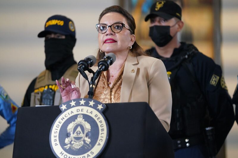La presidenta Xiomara Castro al anunciar el plan de seguridad nacional con el que el país centroamericano le "declara la guerra" a los grupos criminales que practican la extorsión, la corrupción y el narcotráfico. La presidenta Xiomara Castro al anunciar el plan de seguridad nacional con el que el país centroamericano le "declara la guerra" a los grupos criminales que practican la extorsión, la corrupción y el narcotráfico.