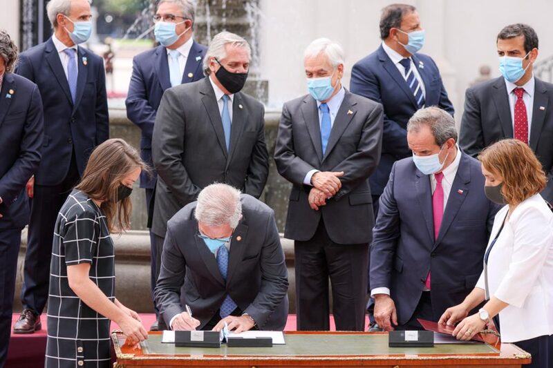 Los cancilleres Felipe Solá y Andrés Allamand firman un convenio a principios del 2021. Detrás conversan los presidentes Alberto Fernández y Sebastián Piñera. Los cancilleres Felipe Solá y Andrés Allamand firman un convenio a principios del 2021. Detrás conversan los presidentes Alberto Fernández y Sebastián Piñera.