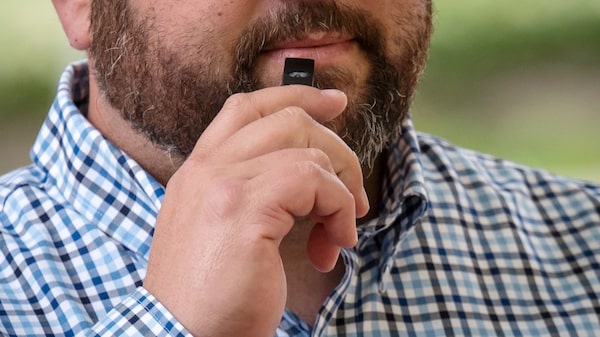 Vapeadores temen prohibición a Juul y se apresuran a comprar cigarrillos electrónicos Vapeadores temen prohibición a Juul y se apresuran a comprar cigarrillos electrónicos