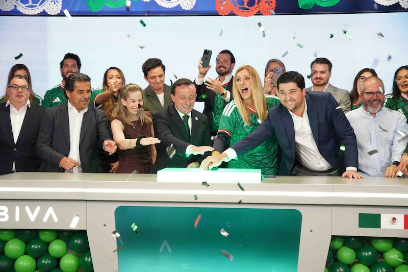 Mikel Arriola, presidente ejecutivo de la Liga MX y comisionado presidente de la Federación Mexicana de Fútbol (FMF) y María Ariza, CEO de BIVA, durante un evento en el centro bursátil Mikel Arriola, presidente ejecutivo de la Liga MX y comisionado presidente de la Federación Mexicana de Fútbol (FMF) y María Ariza, CEO de BIVA, durante un evento en el centro bursátil