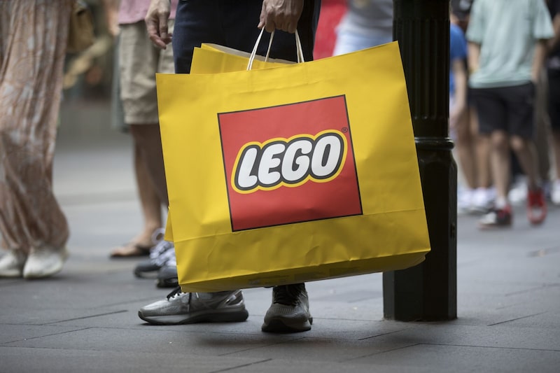 En la foto, un cliente sostiene una bolsa de la marca Lego frente a una tienda de Lego Group en Sídney. En la foto, un cliente sostiene una bolsa de la marca Lego frente a una tienda de Lego Group en Sídney.