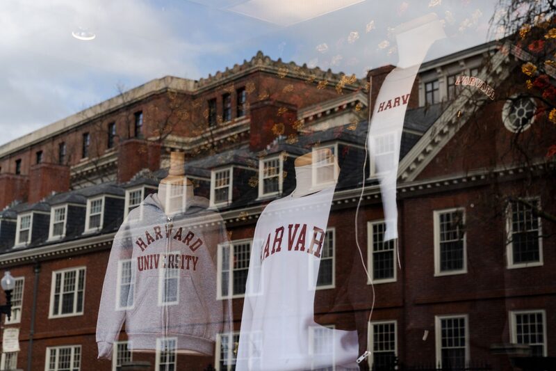 Universidade Harvard: Os ataques de Trump tanto ao ensino superior quanto à imigração ao longo deste ano provocaram turbulência nas universidades do país. (Foto: Sophie Park/Bloomberg) Universidade Harvard: Os ataques de Trump tanto ao ensino superior quanto à imigração ao longo deste ano provocaram turbulência nas universidades do país. (Foto: Sophie Park/Bloomberg)