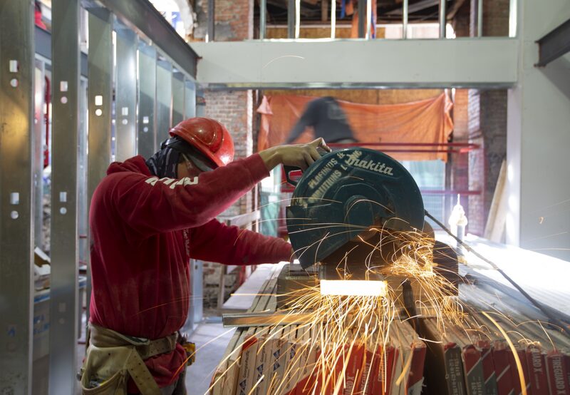 Foto de un trabajador industrial. Foto de un trabajador industrial.