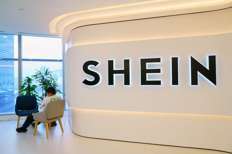 Shein ha firmado acuerdos con al menos 200 fábricas para producir ropa en 12 estados brasileños y además se compromete en los próximos tres años a alcanzar 2.000 asociaciones con fábricas como proveedoras en Brasil. Shein ha firmado acuerdos con al menos 200 fábricas para producir ropa en 12 estados brasileños y además se compromete en los próximos tres años a alcanzar 2.000 asociaciones con fábricas como proveedoras en Brasil.