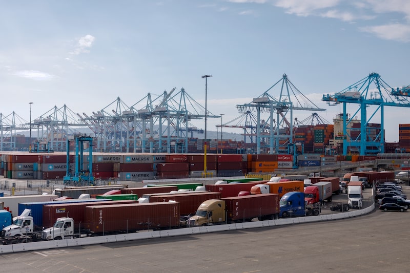 Camiones con remolque que transportan contenedores marítimos en el puerto de Los Ángeles. Fotógrafo: Eric Thayer/Bloomberg. Camiones con remolque que transportan contenedores marítimos en el puerto de Los Ángeles. Fotógrafo: Eric Thayer/Bloomberg.