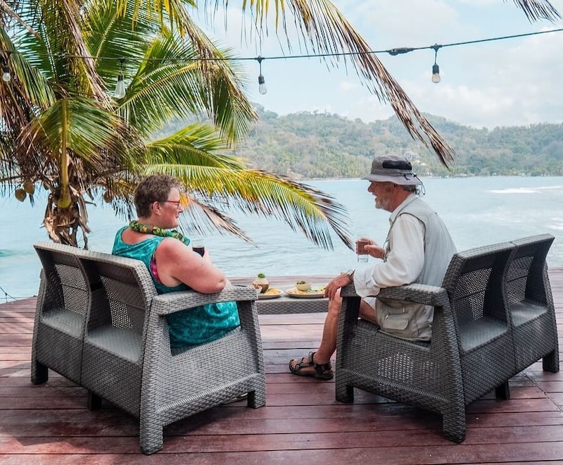 Una pareja disfruta en la Isla Grande, Portobelo, rincón escondido en el Caribe panameño. Una pareja disfruta en la Isla Grande, Portobelo, rincón escondido en el Caribe panameño.