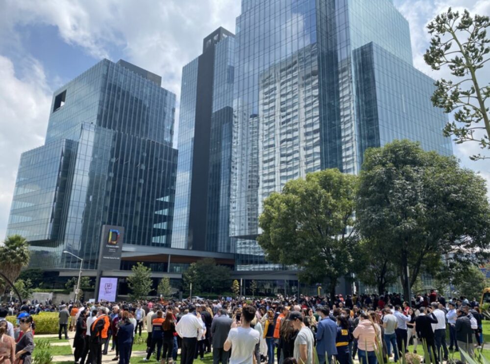 Personas desalojadas de edificios corporativos en la zona de Santa Fe, Ciudad de México tras un terremoto de 7,4 grados el 19 de septiembre de 2022. Personas desalojadas de edificios corporativos en la zona de Santa Fe, Ciudad de México tras un terremoto de 7,4 grados el 19 de septiembre de 2022.