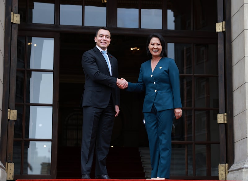 Noboa le entrega a Fujimori la presidencia pro tempore de la Comunidad Andina tras encuentro en Lima. Noboa le entrega a Fujimori la presidencia pro tempore de la Comunidad Andina tras encuentro en Lima.