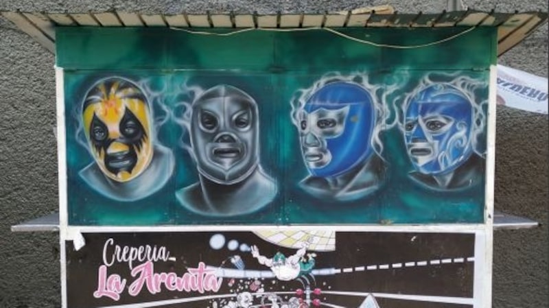 La delegación Cuauhtémoc ordenó remover los rótulos de 1.493 puestos de comida callejera en Ciudad de México, reemplazándolos con un patrón estándar de pintura blanca y una franja azul grisáceo, una calcomanía o esténcil con el logotipo del Gobierno local. La delegación Cuauhtémoc ordenó remover los rótulos de 1.493 puestos de comida callejera en Ciudad de México, reemplazándolos con un patrón estándar de pintura blanca y una franja azul grisáceo, una calcomanía o esténcil con el logotipo del Gobierno local.