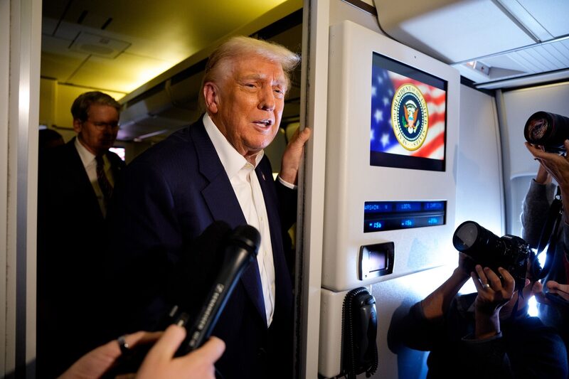 Donald Trump habla con los medios de comunicación a bordo del Air Force One el 27 de octubre. Donald Trump habla con los medios de comunicación a bordo del Air Force One el 27 de octubre.