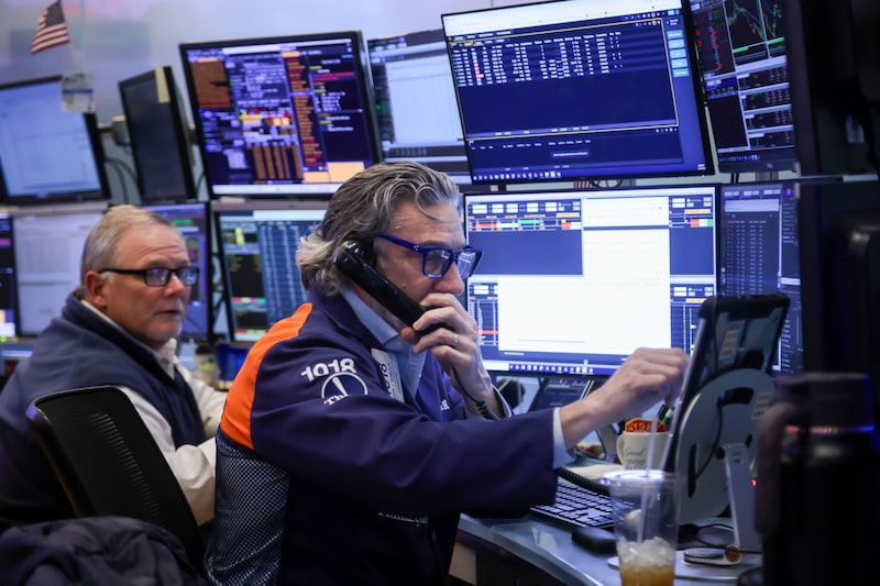 Traders work on the floor at the New York Stock Exchange (NYSE) in New York, US, on Friday, March 27, 2026. Wall Street traders drove stocks lower ahead of the weekend on concern that a protracted war in Iran will keep oil prices elevated, fueling a simultaneous increase in inflation and a slowdown in growth. Photographer: Michael Nagle/Bloomberg Traders work on the floor at the New York Stock Exchange (NYSE) in New York, US, on Friday, March 27, 2026. Wall Street traders drove stocks lower ahead of the weekend on concern that a protracted war in Iran will keep oil prices elevated, fueling a simultaneous increase in inflation and a slowdown in growth. Photographer: Michael Nagle/Bloomberg
