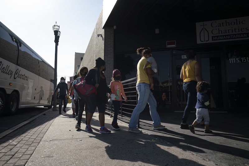 Los solicitantes de asilo llegan al Centro de Respiro Humanitario de Caridades Católicas después de ser procesados por los funcionarios de inmigración de EE.UU., en McAllen, Texas, el miércoles 4 de agosto de 2021. Un juez federal bloqueó temporalmente a los policías estatales de Texas para que no apliquen la orden del gobernador de impedir que cualquier persona que no pertenezca a las fuerzas del orden transporte a los migrantes a lo largo de la frontera de Texas. Los solicitantes de asilo llegan al Centro de Respiro Humanitario de Caridades Católicas después de ser procesados por los funcionarios de inmigración de EE.UU., en McAllen, Texas, el miércoles 4 de agosto de 2021. Un juez federal bloqueó temporalmente a los policías estatales de Texas para que no apliquen la orden del gobernador de impedir que cualquier persona que no pertenezca a las fuerzas del orden transporte a los migrantes a lo largo de la frontera de Texas.