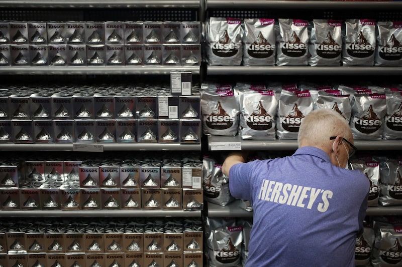 As vendas da companhia aumentaram 8,7%, para US$ 2,89 bilhões no quarto trimestre fiscal encerrado em 31 de dezembro de 2024, o que superou os US$ 2,84 bilhões esperados pelos analistas (Foto: Hershey) As vendas da companhia aumentaram 8,7%, para US$ 2,89 bilhões no quarto trimestre fiscal encerrado em 31 de dezembro de 2024, o que superou os US$ 2,84 bilhões esperados pelos analistas (Foto: Hershey)
