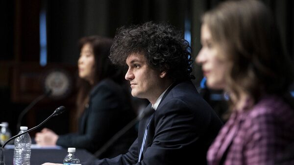 Duerme en un saco de alubias, conduce un Corolla y tiene muchos millones para regalar Duerme en un saco de alubias, conduce un Corolla y tiene muchos millones para regalar