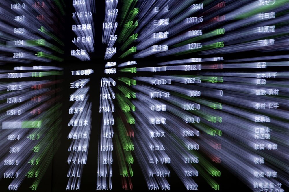 Los demandados supuestamente compraron ciertas acciones y luego alentaron a sus numerosos seguidores en las redes sociales a comprar esas acciones seleccionadas publicando objetivos de precios. Los demandados supuestamente compraron ciertas acciones y luego alentaron a sus numerosos seguidores en las redes sociales a comprar esas acciones seleccionadas publicando objetivos de precios.